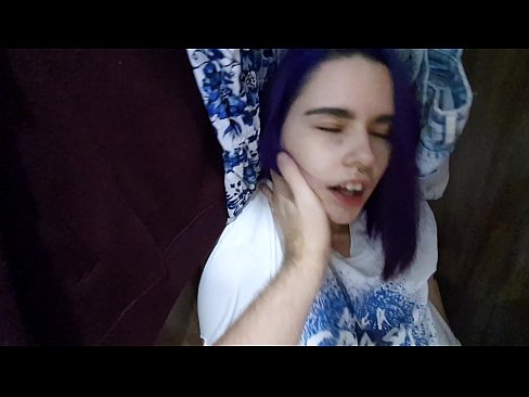 ❤️ 在衣柜里发现我的妹妹并帮助她射精 ️ 性爱